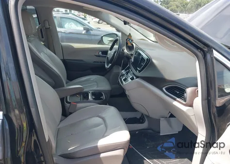 2017 Chrysler Pacifica Touring-L z USA, uszkodzony, nr VIN 2C4RC1BG8HR688152